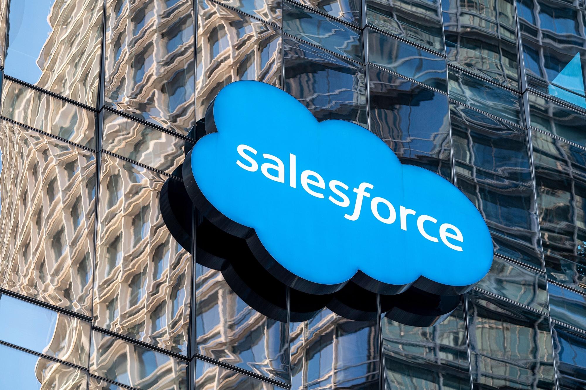 You are currently viewing Salesforce vs. HubSpot: Which CRM Reigns Supreme?